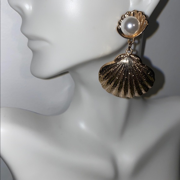 Reliquia Seashell Pearl Earrings - Picture 1 of 1